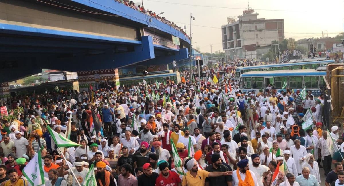 किसानों ने सचिवालय गेट पर डाला डेरा, अनिश्चितकालीन धरने पर बैठे, लंबे संघर्ष की तैयारी