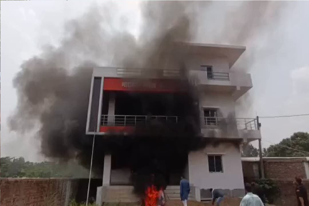 Odisha News: इस्पात उद्योग के श्रमिकों ने किया विरोध प्रदर्शन, 10 लाख रुपये इंश्योरेंस समेत रखी यह मांगे