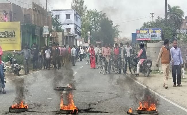 मारपीट के बाद उग्र भीड़ ने किया पुलिस पर हमला, पुलिस ने भांजी लाठियां