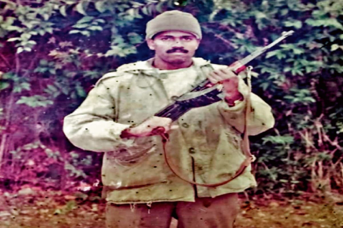 पुलवामा हमले में शहीद गुमला के विजय सोरेन का गांव विकास की जोह रहा बाट, परिजनों से किये गये वादे अब भी अधूरे पुलवामा हमले में शहीद गुमला के विजय सोरेन का गांव विकास की जोह रहा बाट, परिजनों से किये गये वादे अब भी अधूरे