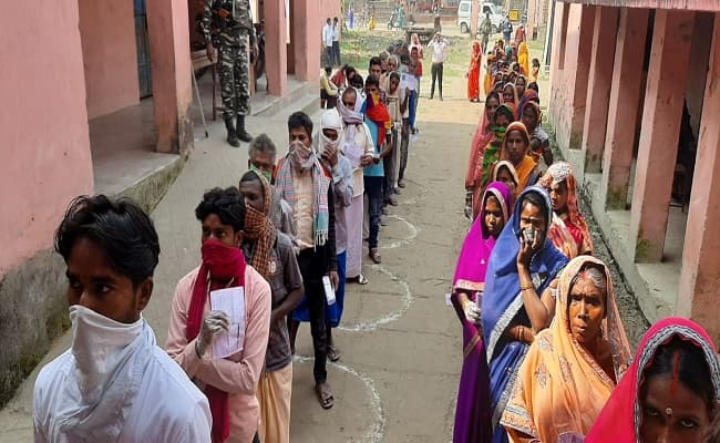 बिहार चुनाव: हवाई फायरिंग और हत्या के बाद भी पूर्णिया में वोटरों ने जमकर किया मतदान, 59.03 फीसदी डाले गये वोट