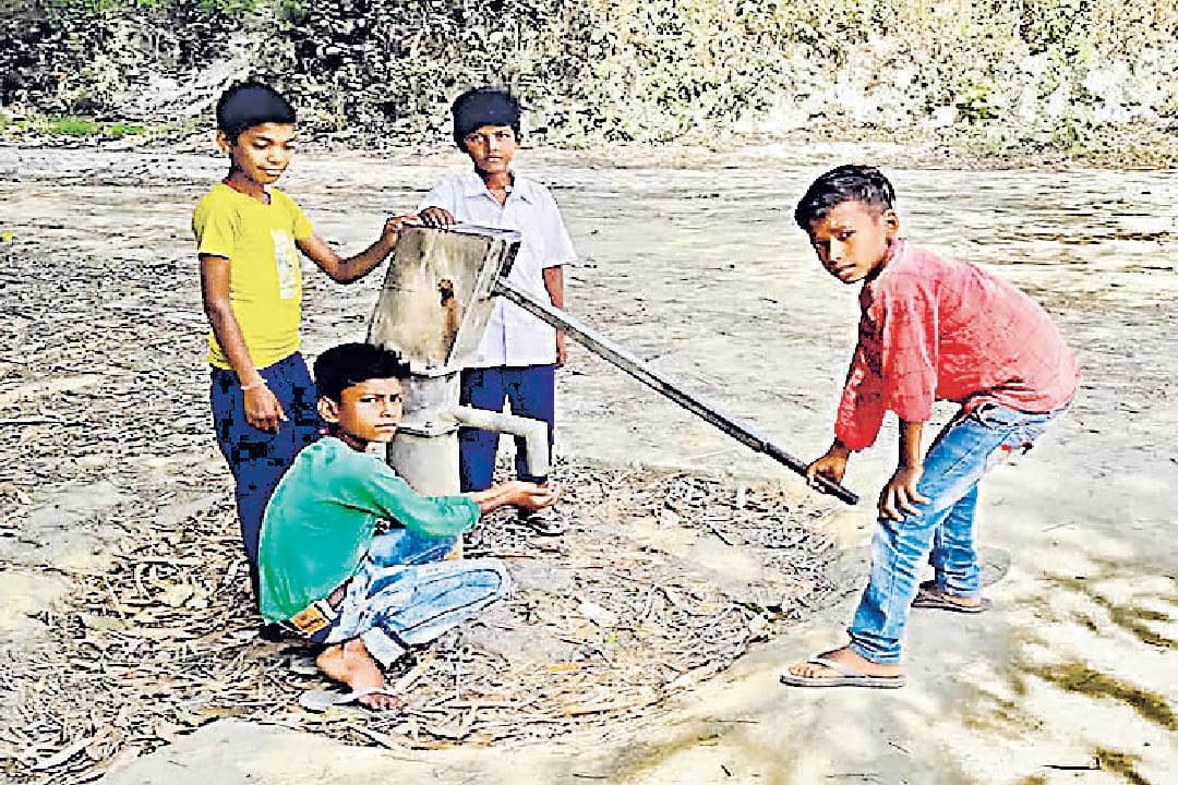 Bhagalpur news: भागलपुर के 501 विद्यालयों में चापाकल की व्यवस्था नहीं, छात्र पेयजल के लिए हो रहे परेशान