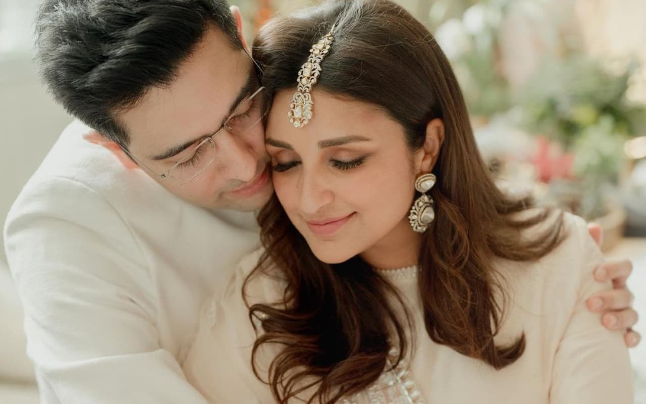Parineeti-Raghav Engagement: सगाई के बाद परिणीति चोपड़ा और राघव ने किया एक-दूसरे को KISS, तसवीर वायरल