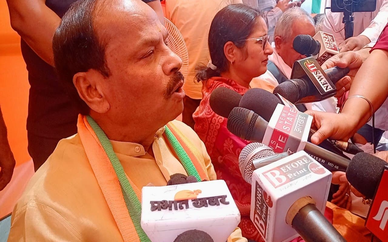 पूर्व सीएम रघुवर दास का हेमंत सरकार पर निशाना, कहा- लाख कोशिश के बावजूद शिक्षकों की नहीं रोक पाये नियुक्ति