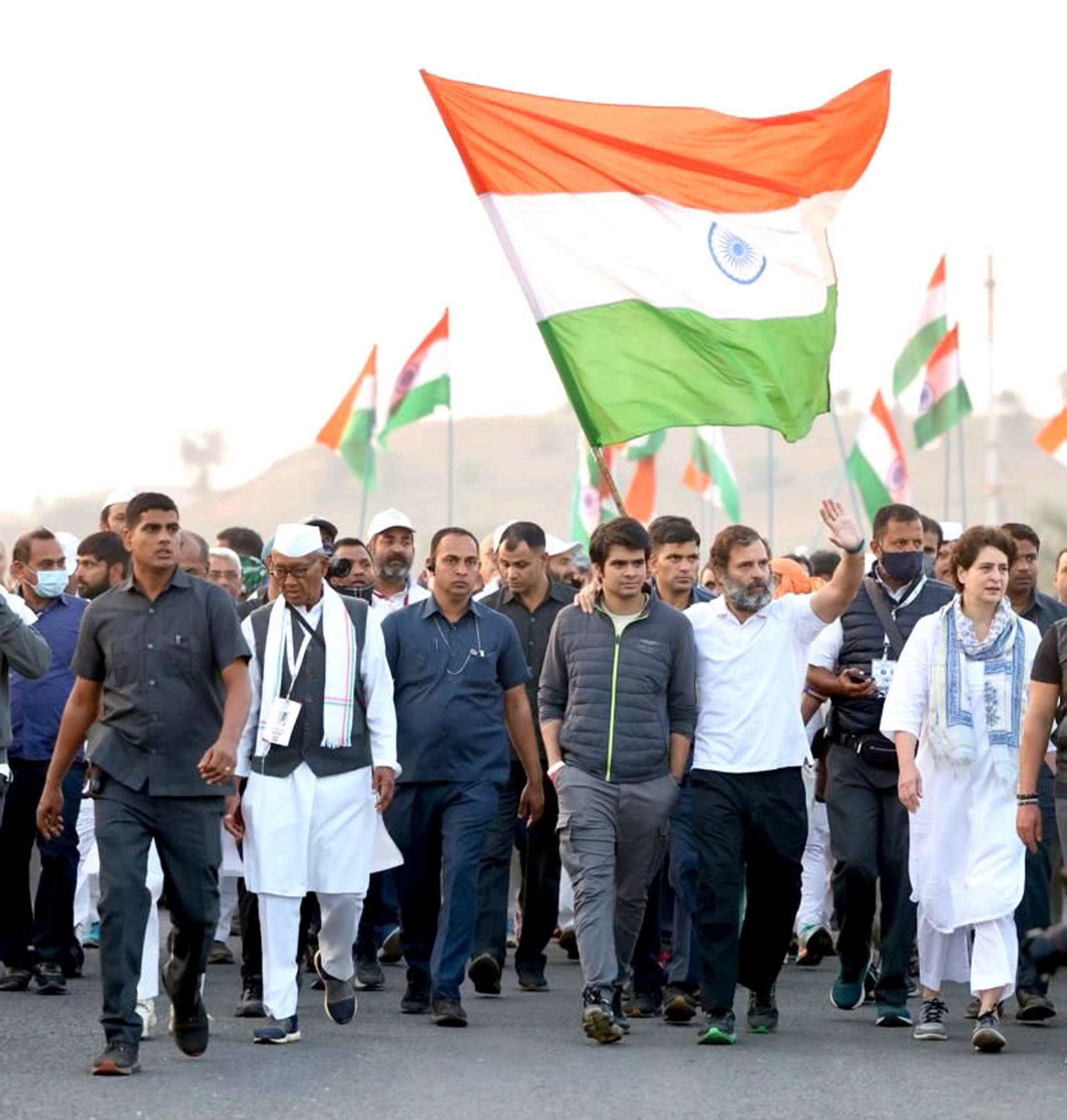 PHOTO ‘भारत जोड़ो यात्रा’ : ‘भांजे’ के कंधे पर हाथ रखकर ‘मामा’ राहुल गांधी ने क्या दिया संदेश ?