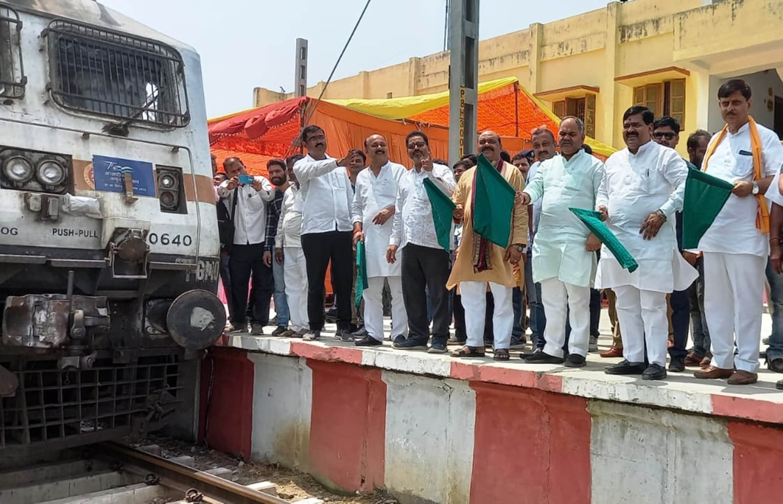 Indian Rail: अयोध्या तक जाएगी लोकमान्य तिलक एक्सप्रेस, प्रयाग , प्रतापगढ़ और सुल्तानपुर जंक्शन पर ठहराव शुरू