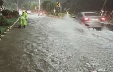 Weather Updates Today : ओवैसी ने ट्वीट करके बताया कितना भयानक था मंजर! तेलंगाना और आंध्र प्रदेश में बारिश का कहर, 14 की गई जान