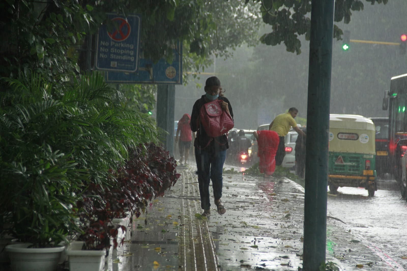 Weather Forecast: दिल्ली के लोगों को बारिश ने दी राहत, मुंबई में बेमौसम बरसात, जानें मौसम का हाल