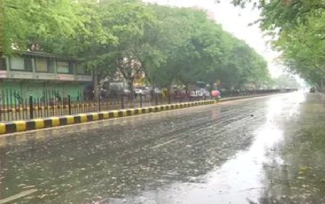Weather Forecast Updates : दिल्ली NCR में अचानक बदला मौसम, तेज आंधी के साथ झमाझम बारिश शुरू