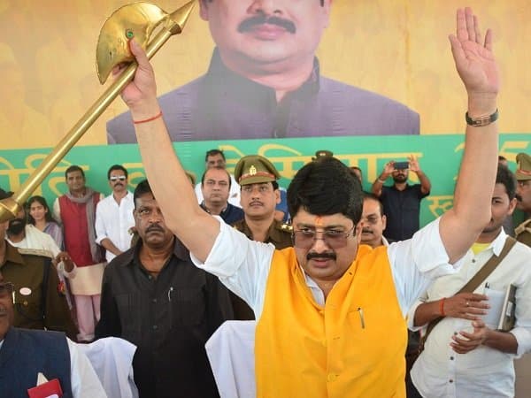UP Chunav 2022: राजा भैया ही नहीं उनके बेटे और बेटियां भी हैं लखपति, जानिए किसके पास है कितनी प्रॉपर्टी UP Chunav 2022: राजा भैया ही नहीं उनके बेटे और बेटियां भी हैं लखपति, जानिए किसके पास है कितनी प्रॉपर्टी