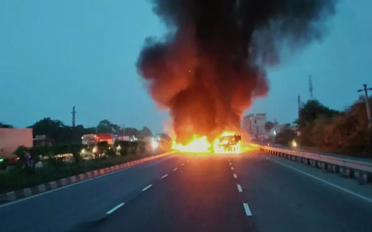 Rajasthan: ब्यावर में भीषण सड़क हादसा, 3 की जलकर मौत, कई वाहन-मकान भी क्षतिग्रस्त
