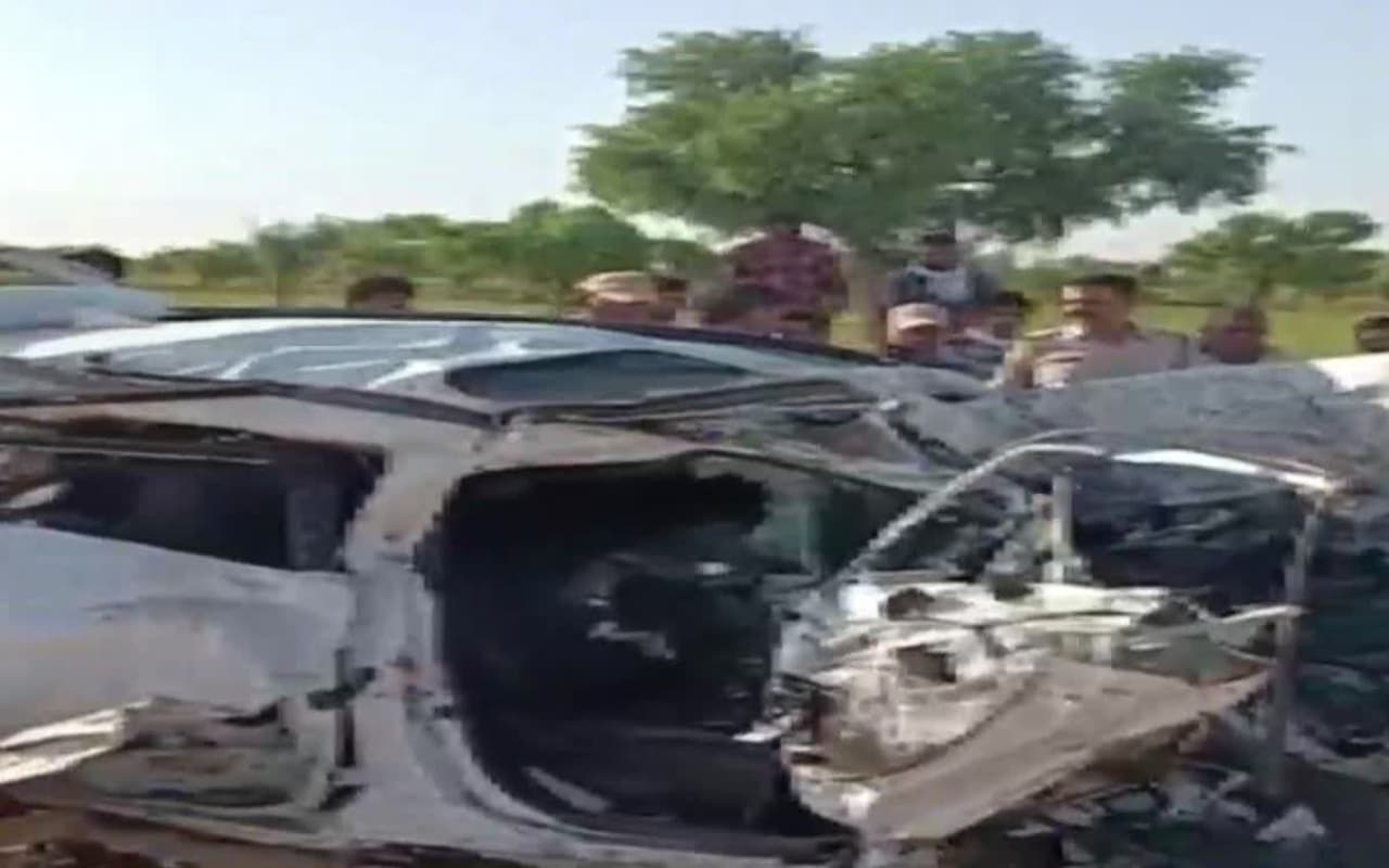 Rajasthan: सीकर में कार और ट्रक के बीच जबरदस्त टक्कर, पुलिस कांस्टेबल सहित चार की मौत