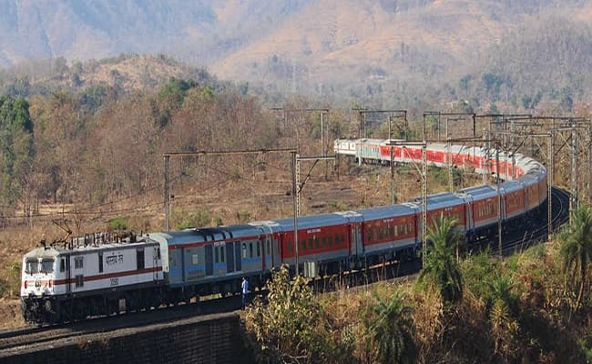 Bihar Train News: अब मुंगेर-जमालपुर होकर भी चलेगी राजधानी एक्सप्रेस, जानें किन स्टेशनों पर होगा ठहराव और क्या होगा टाइम टेबल