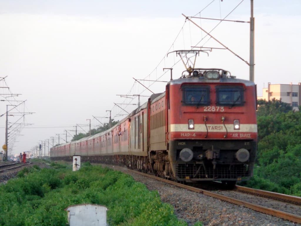 नोएडा से 1500 प्रवासी मजदूरों को लेकर बिहार के लिए रवाना हुई श्रमिक स्पेशल ट्रेन