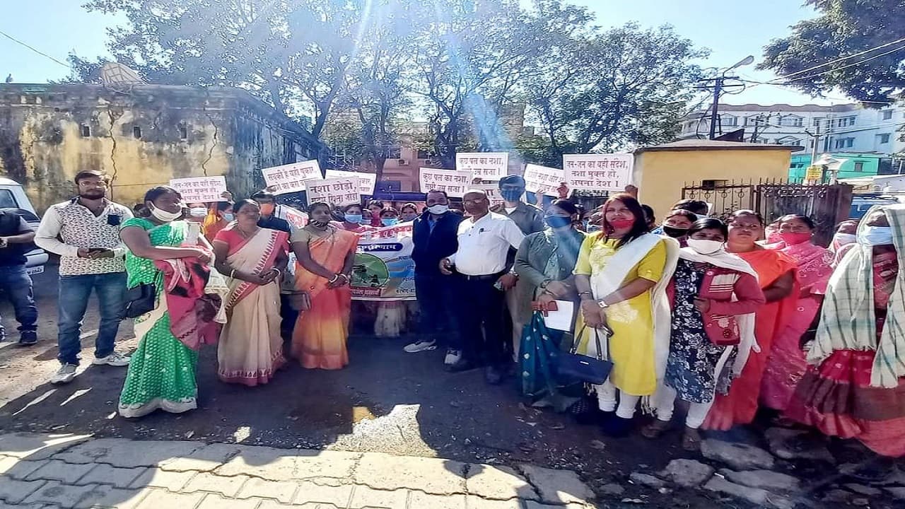 Jharkhand News: झारखंड के सरायकेला में नशे के खिलाफ सड़क पर क्यों उतरीं महिलाएं
