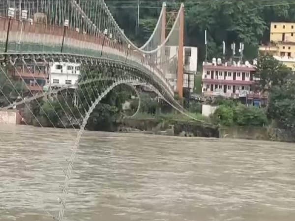 उत्तराखंड में बारिश का कहर, सहायक तार टूटने के बाद राम झूला पुल पर दोपहिया वाहनों पर लगा बैन, देखें वीडियो