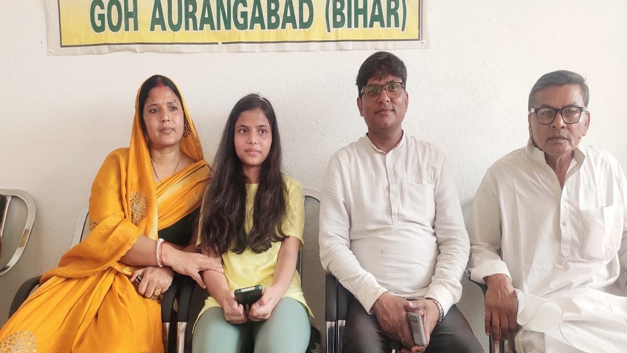 बिहार मैट्रिक रिजल्ट 2022: पत्रकार बनेगी टॉपर रामायणी राय, कहा- माता-पिता करें ये काम तो बेटी होगी सफल