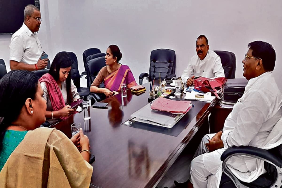 Jharkhand News: काम में जुटी झारखंड सरकार, सीएम और मंत्री सचिवालय पहुंच योजनाओं की समीक्षा की