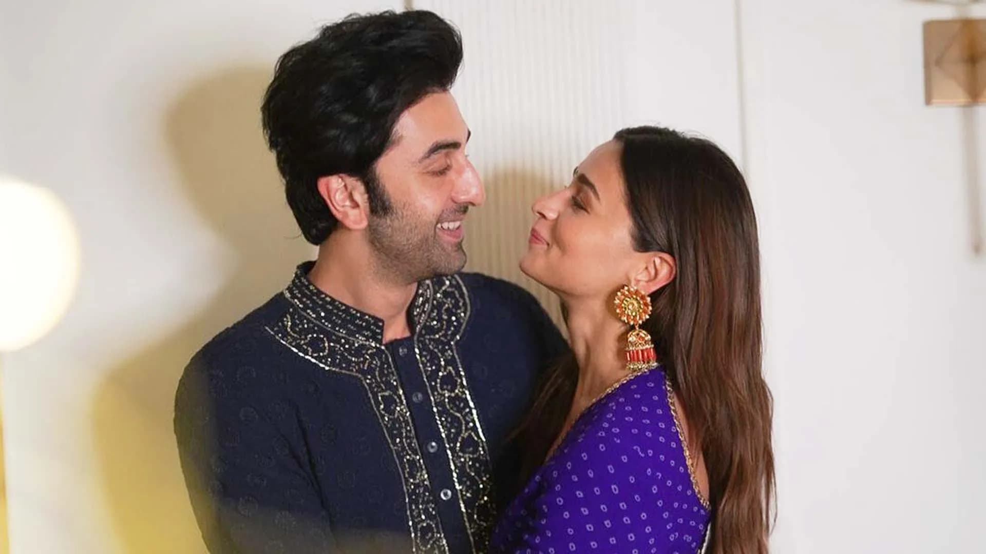 Alia Bhatt Ranbir Kapoor Wedding: रणबीर-आलिया की शादी की तैयारियां तेज, लाइट्स से सजाया गया घर; VIDEO