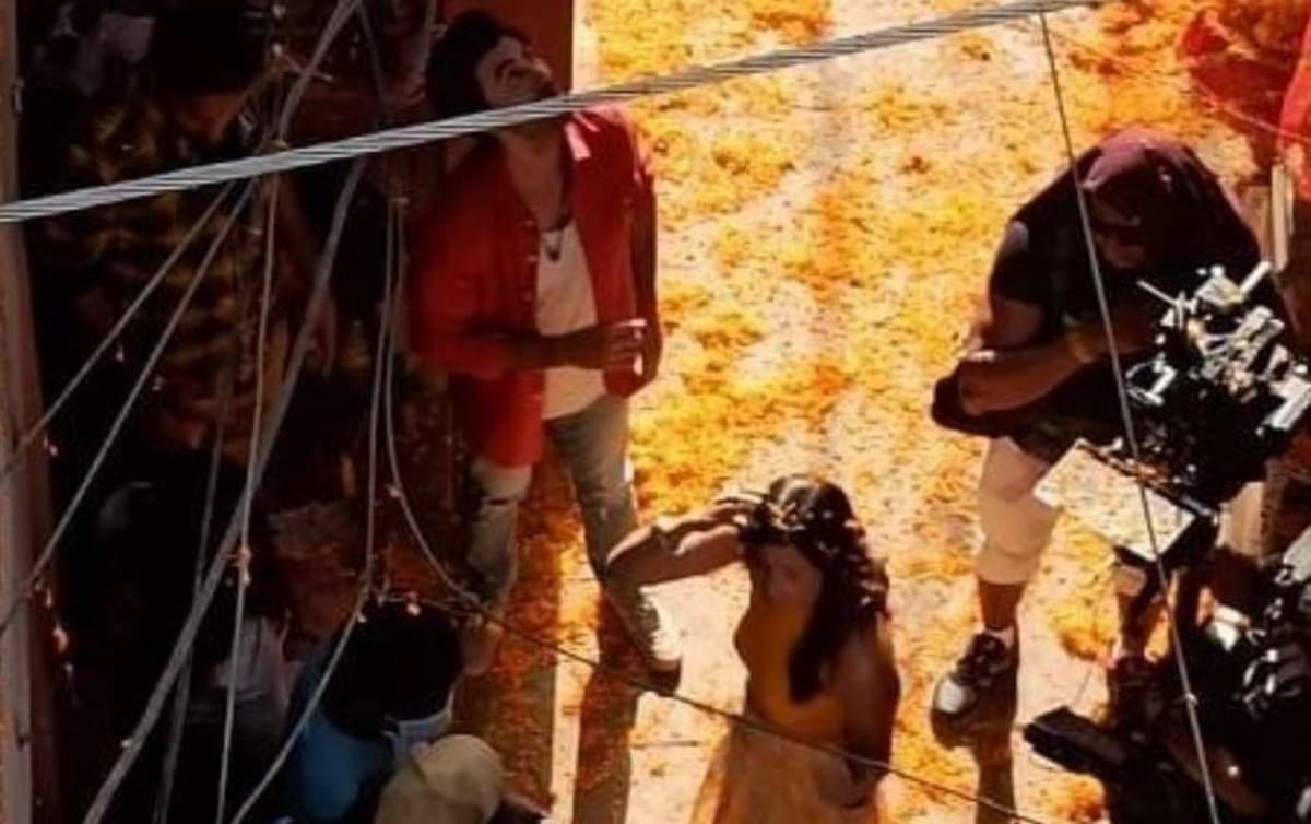 'ब्रह्मास्त्र' के सेट से रणबीर कपूर और आलिया भट्ट की फोटोज-वीडियोज लीक, एक दूसरे संग रोमांस करते दिखे कपल