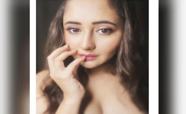 अभिनेत्री रश्मि देसाई ने शेयर की ये खूबसूरत तसवीर, फैंस बोले- मेरा चांद मुझे…
