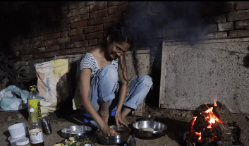 VIDEO: इस तरह रतन राजपूत ने बनाया बिहारी डिश ‘लिट्टी-चोखा’, लॉकडाउन के कारण तीन महीने से गांव में फंसी थीं एक्ट्रेस