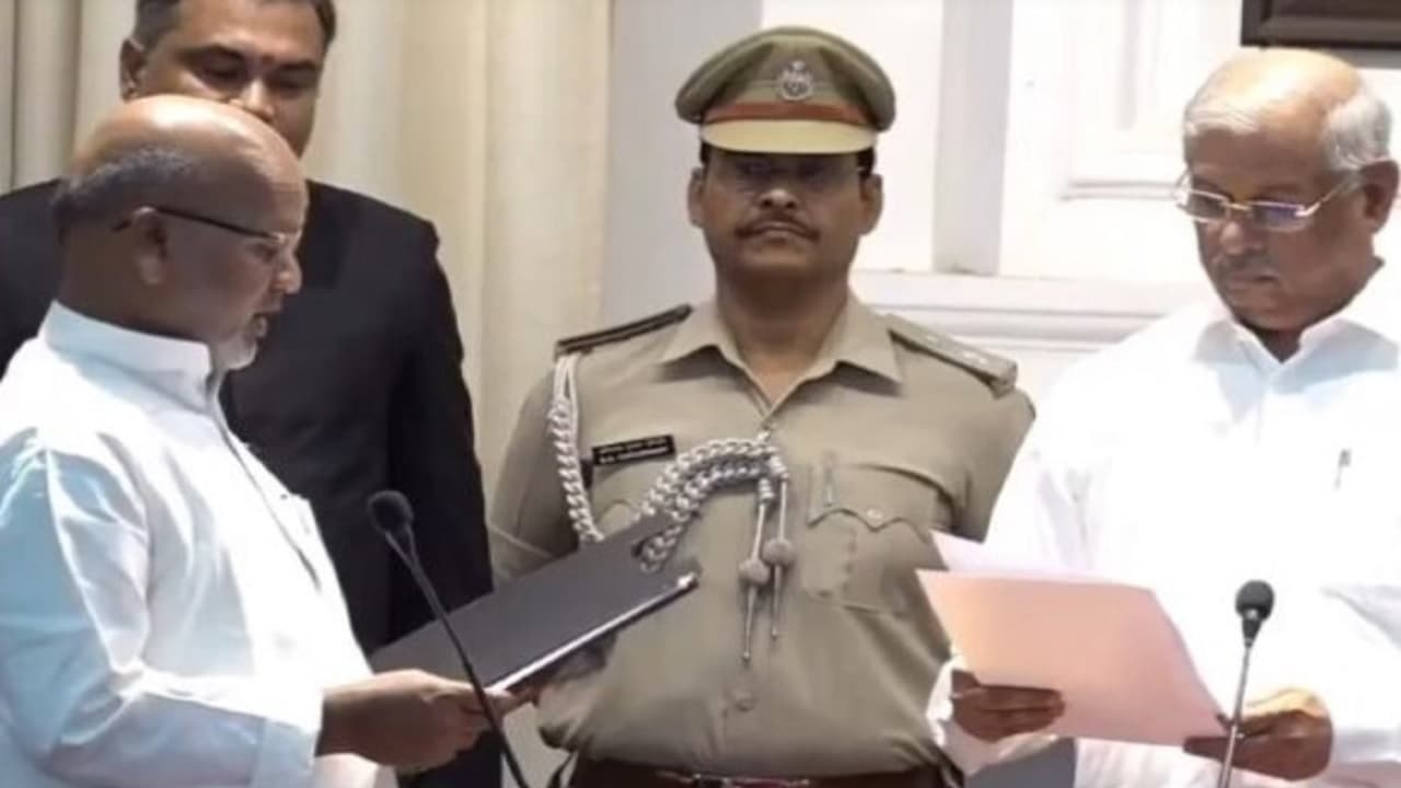 बिहार: नीतीश कुमार की कैबिनेट में शामिल हुए रत्नेश सदा, राजभवन में आयोजित कार्यक्रम में ली मंत्री पद की शपथ बिहार: नीतीश कुमार की कैबिनेट में शामिल हुए रत्नेश सदा, राजभवन में आयोजित कार्यक्रम में ली मंत्री पद की शपथ