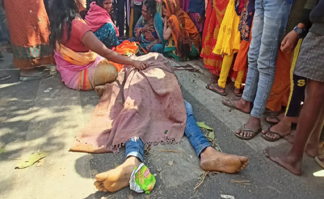 लखीसराय में ओवरलोड बालू लदे ट्रैक्टर ने तीन लोगों को रौंदा, दो की मौत, ग्रामीणों ने सड़क जाम कर किया प्रदर्शन