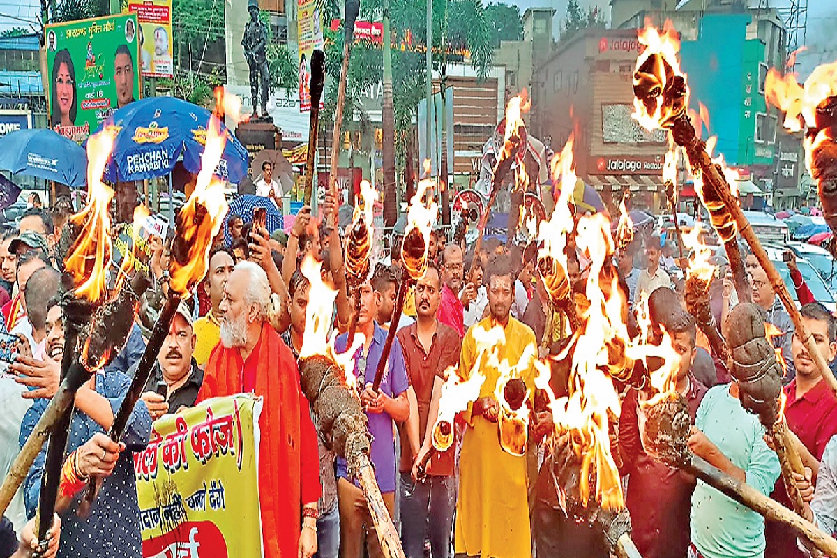 झारखंड के मठों और मंदिरों की समितियों के गठन के विरोध में उतरे लोग, निकाला आक्रोश मार्च
