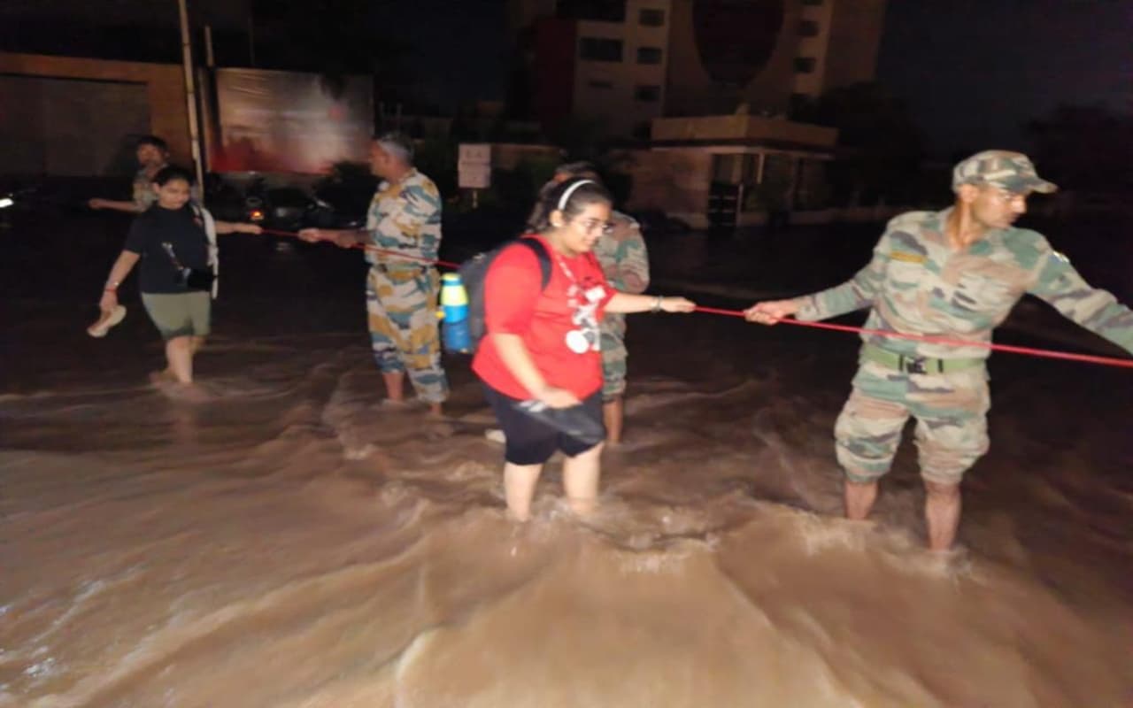 पंजाब-हरियाणा में बारिश का कहर जारी, सेना ने अंबाला के स्कूल से 730 छात्राओं को किया रेस्क्यू