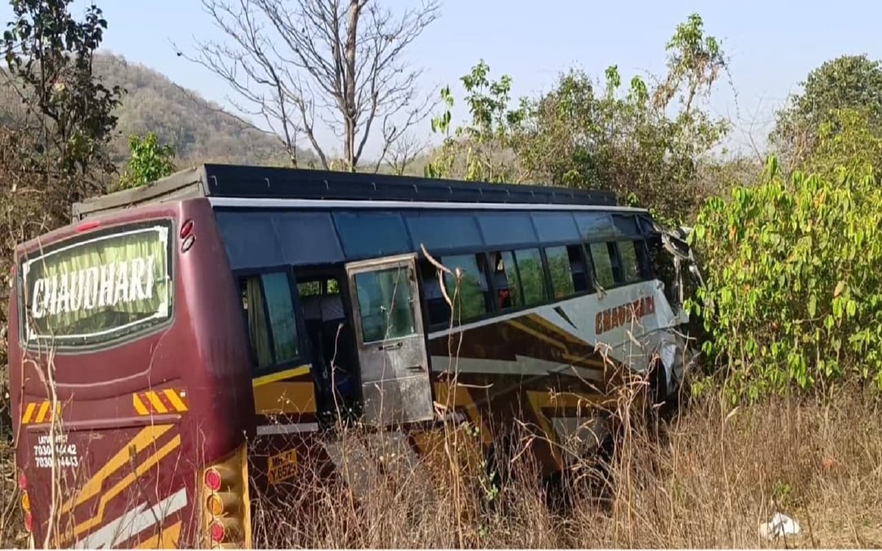 झारखंड: महाराष्ट्र से वाराणसी के काशी विश्वनाथ मंदिर जा रही बस दनुआ घाटी में पलटी, 1 महिला की मौत, 6 घायल झारखंड: महाराष्ट्र से वाराणसी के काशी विश्वनाथ मंदिर जा रही बस दनुआ घाटी में पलटी, 1 महिला की मौत, 6 घायल