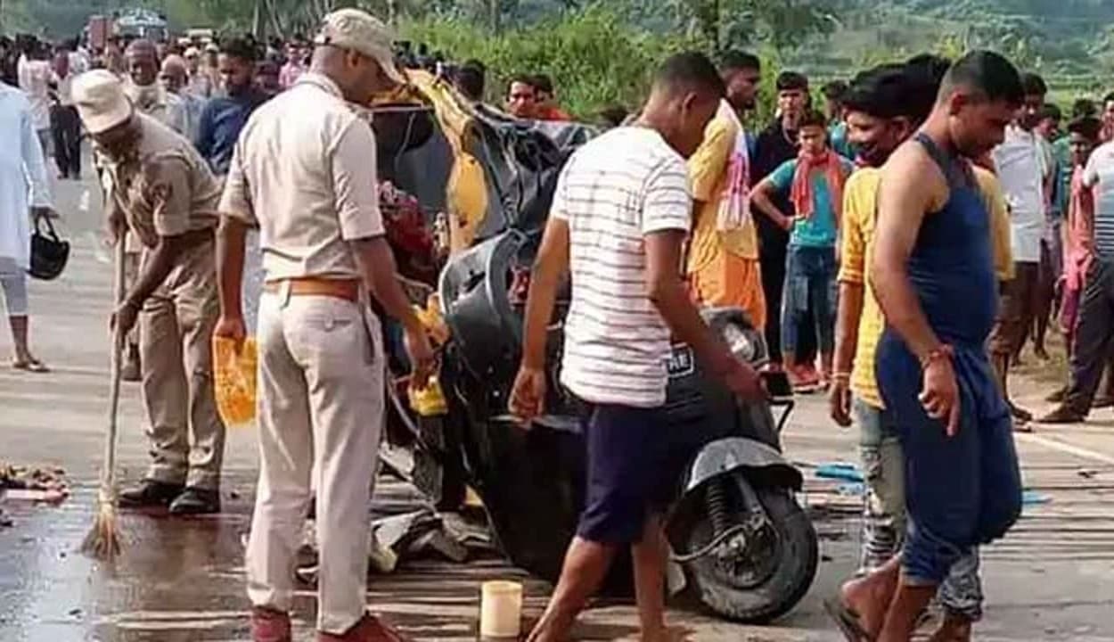 असम में दर्दनाक सड़क हादसा : करीमगंज में ट्रक ने ऑटो रिक्शा को रौंदा, छठ पूजा कर लौट रहे नौ लोगों की मौत