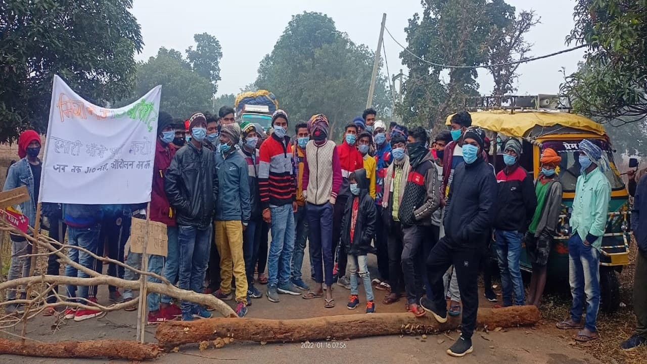 Jharkhand News: JIO का नेटवर्क नहीं होने से ग्रामीणों में आक्रोश, सड़क जाम से वाहनों की लगी लंबी कतार