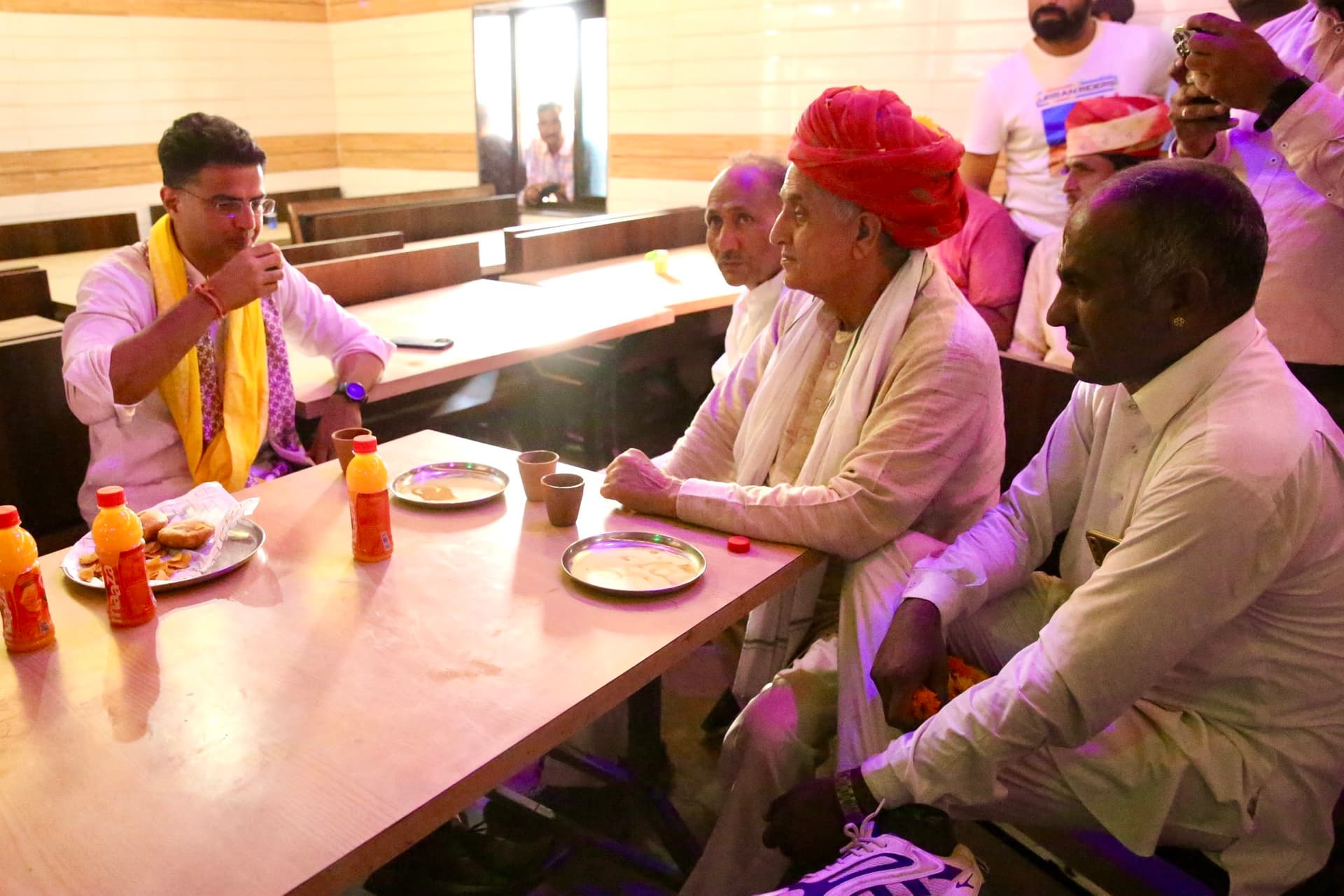 हिमाचल चुनाव 2022: कई सभाओं में खुद गाड़ी चलाकर पहुंचे सचिन पायलट, वोटर्स को अनोखे अंदाज में लुभाया