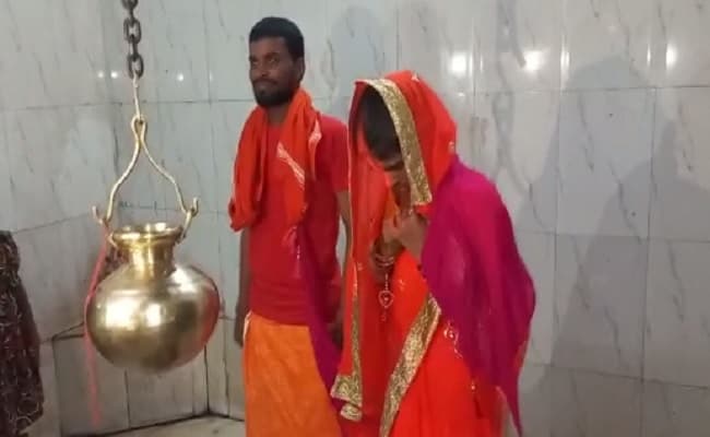 Bihar: पंचायत और थाने में शिकायत के बाद भी पीछे नहीं हटा प्रेमी जोड़ा, गांव वालों ने मंदिर में करवा दी शादी