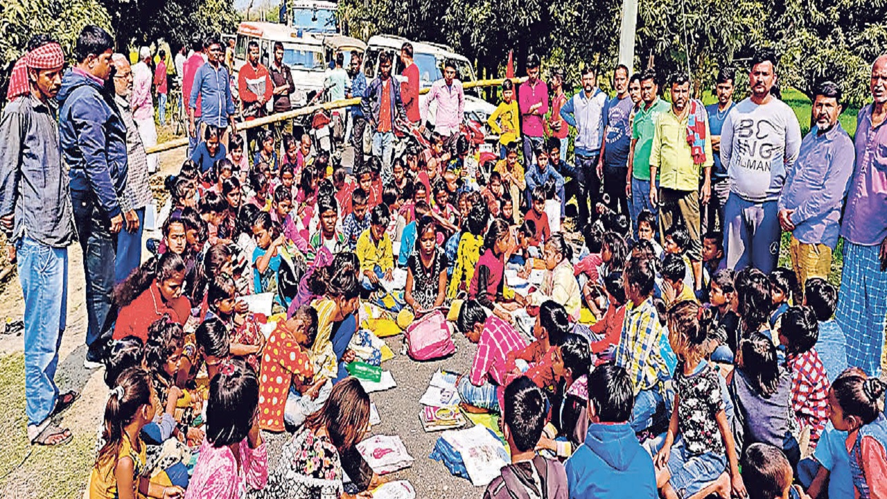 Bihar: दबंगों ने बंद किया स्कूल का रास्ता तो बीच सड़क लगी बच्चों की पाठशाला, आनन-फानन में पहुंची पुलिस Bihar: दबंगों ने बंद किया स्कूल का रास्ता तो बीच सड़क लगी बच्चों की पाठशाला, आनन-फानन में पहुंची पुलिस