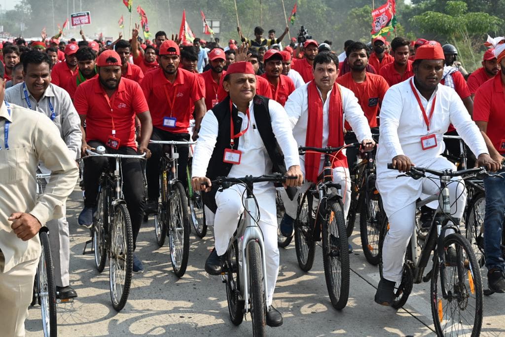 UP News: समाजवादी रथ से उतरकर फिर साइकिल पर सवार हुए अखिलेश यादव, जनता से दूरी पाटने की कवायद