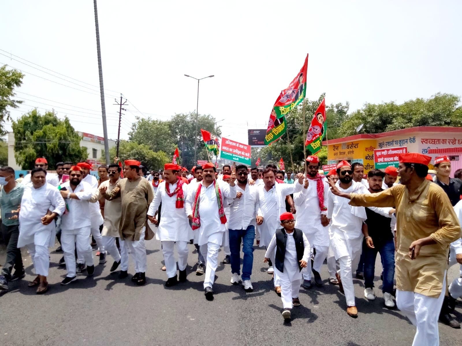 Bareilly: बरेली की सड़कों पर उतरे सपाई, बोले- नगर निगम छीन रहा गरीबों का निवाला, BJP पर लगाए ये गंभीर आरोप
