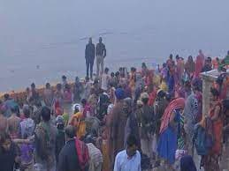 Mauni Amavasya 2023: संगम पर उमड़े श्रद्धालु, हेलिकॉप्टर से पुष्पवर्षा, देवताओं के स्नान करने से खास है महत्व