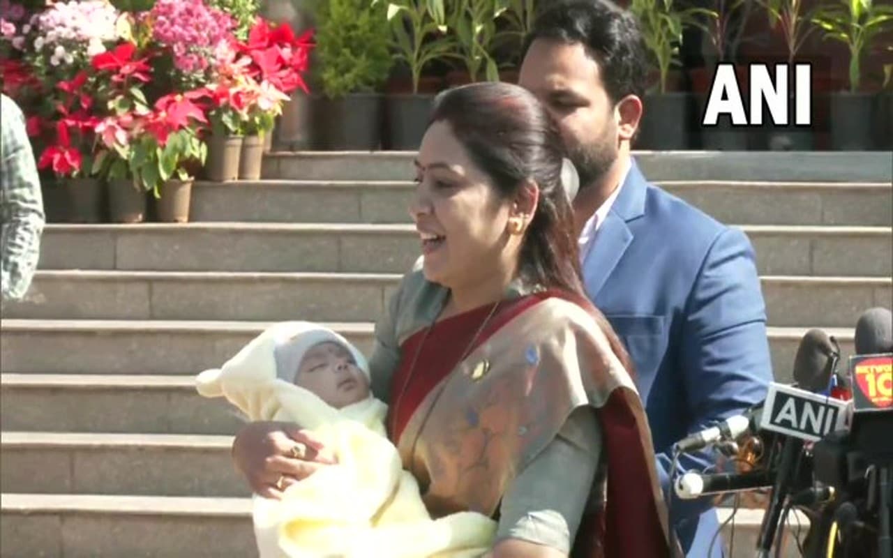 NCP विधायक सरोज बाबूलाल अहिरे अपने नवजात बच्चे के साथ विधानसभा के शीतकालीन सत्र में शामिल होने पहुंचीं
