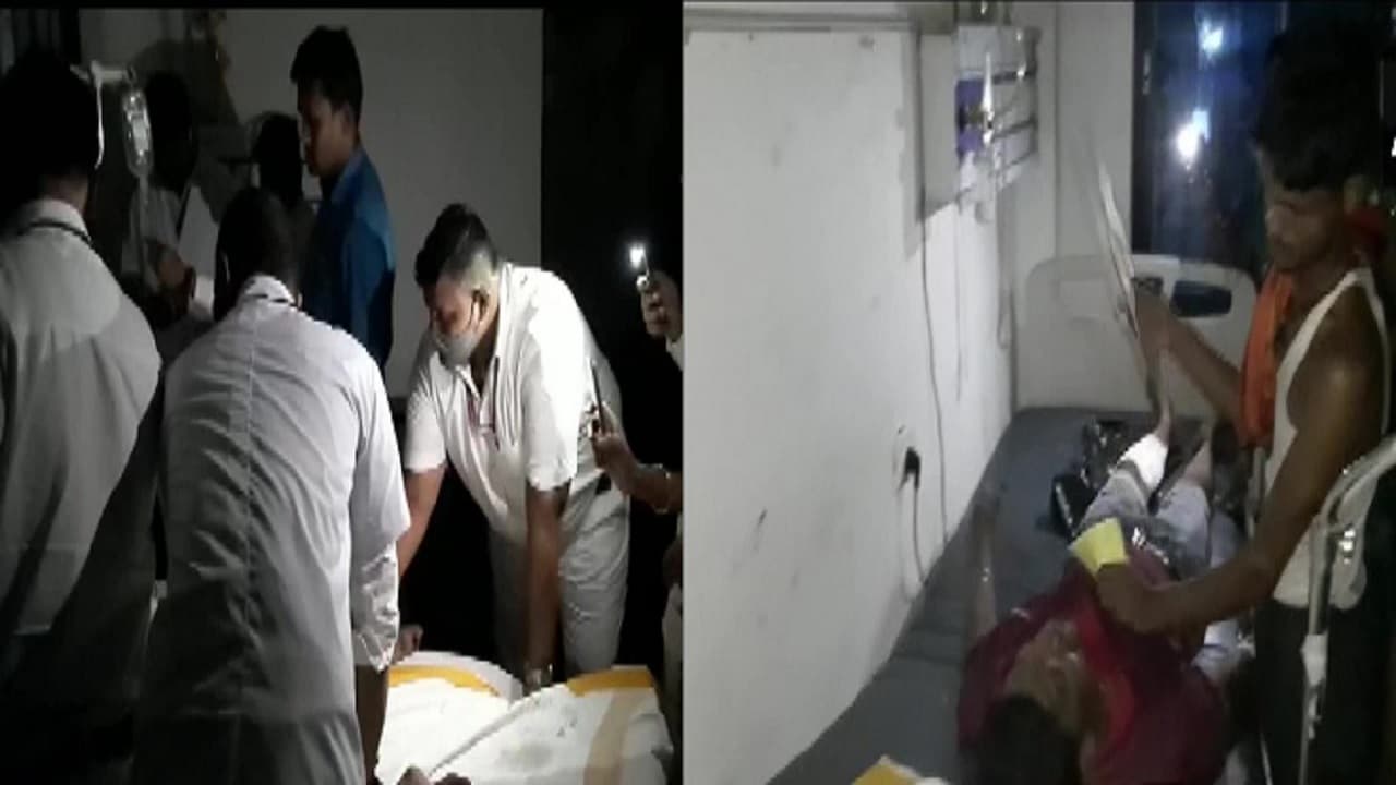 Bihar: सासाराम सदर अस्पताल में सिस्टम की बत्ती गुल, टॉर्च की रोशनी में इमरजेंसी के मरीजों का हो रहा इलाज