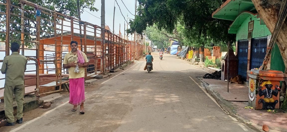 सावन की पहली सोमवारी आज, देवघर के बाबा बैद्यनाथ धाम में पसरा सन्नाटा, पुलिस की कड़ी निगरानी सावन की पहली सोमवारी आज, देवघर के बाबा बैद्यनाथ धाम में पसरा सन्नाटा, पुलिस की कड़ी निगरानी