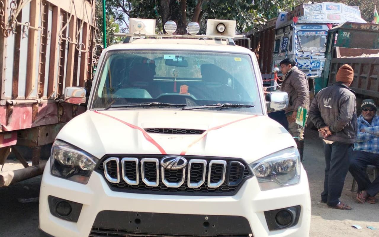 Jharkhand Crime News: बिहार का फर्जी पुलिसवाला बनकर कोडरमा में कर रहे थे वसूली, पकड़े गये तीन आरोपी Jharkhand Crime News: बिहार का फर्जी पुलिसवाला बनकर कोडरमा में कर रहे थे वसूली, पकड़े गये तीन आरोपी