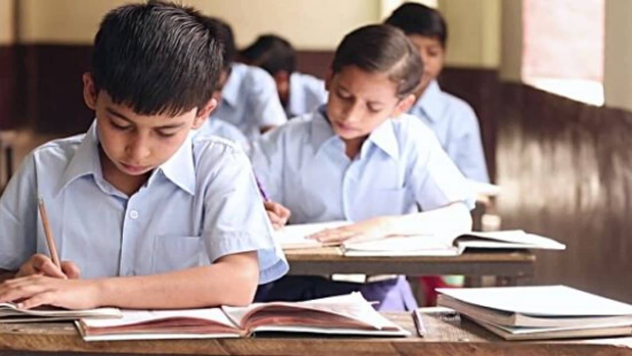 Maharashtra School fee: सरकार गैर सहायता प्राप्त निजी स्कूलों में फीस को नियंत्रित नहीं कर सकती