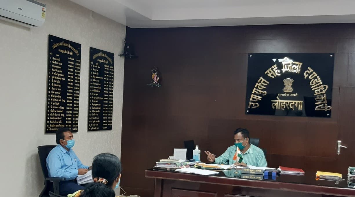 उपायुक्त ने विकास योजनाओं की समीक्षा की, कहा- विकास कार्य में तेजी लायें