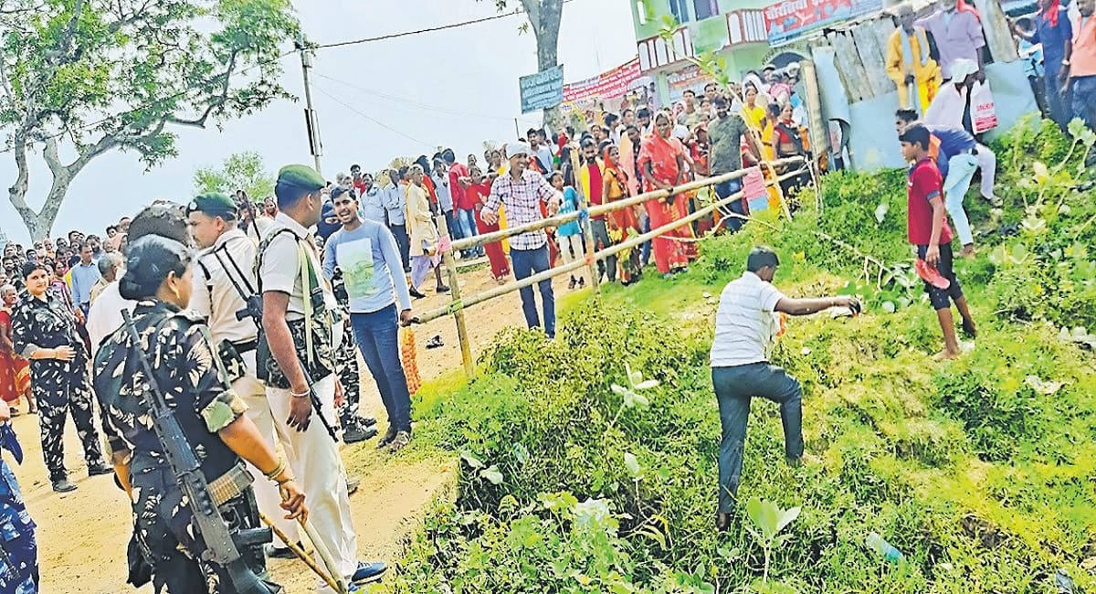 Bihar: पत्नी को मुखिया पद के लिए नॉमिनेशन कराने आये अपराधी को पुलिस ने दबोचा, हमला करके छुड़ा ले गये समर्थक Bihar: पत्नी को मुखिया पद के लिए नॉमिनेशन कराने आये अपराधी को पुलिस ने दबोचा, हमला करके छुड़ा ले गये समर्थक