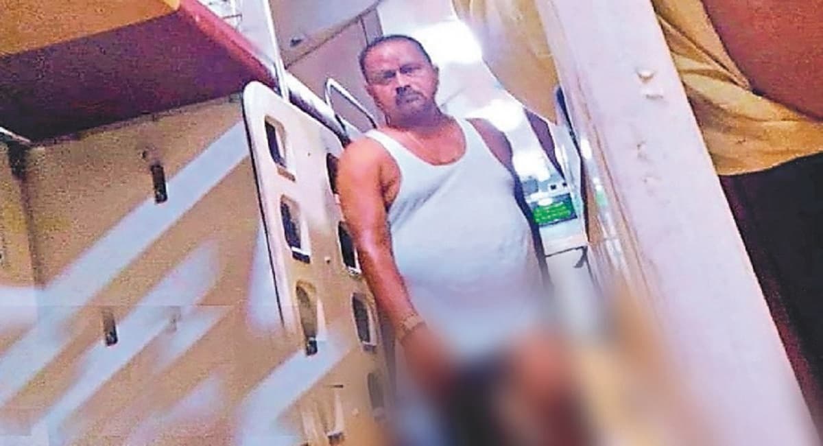 तेजस की बोगी में कच्छा पहनकर घूमते दिखे जदयू विधायक गोपाल मंडल, यात्रियों ने किया विरोध, हंगामा तेजस की बोगी में कच्छा पहनकर घूमते दिखे जदयू विधायक गोपाल मंडल, यात्रियों ने किया विरोध, हंगामा