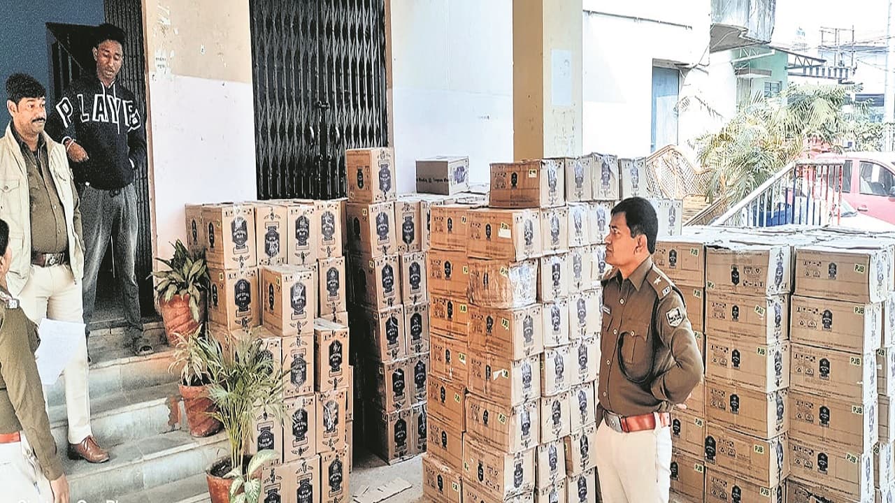 पंजाब से पटना लायी गयी एक करोड़ की विदेशी शराब जब्त, न्यू ईयर पार्टी के लिए जमा किया जा रहा था खेप