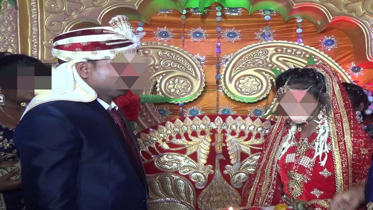 बिहार: हाथ जोड़ते रहे लड़के के पिता, दुल्हन जयमाला स्टेज पर शादी से मुकरी, बतायी ये वजह.. बिहार: हाथ जोड़ते रहे लड़के के पिता, दुल्हन जयमाला स्टेज पर शादी से मुकरी, बतायी ये वजह..