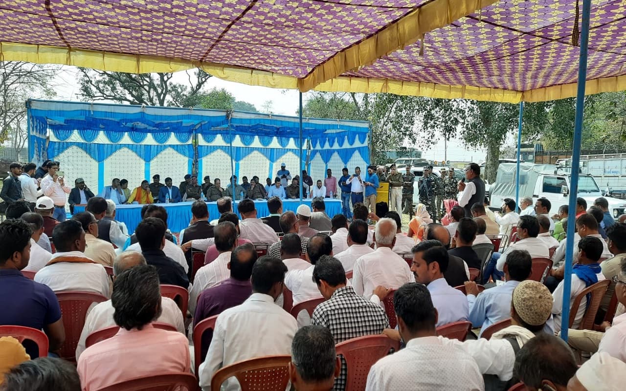 पलामू हिंसा : चार दिनों के बाद पांकी में कैसे हैं हालात, शांति समिति की बैठक में क्या हुआ तय ? पलामू हिंसा : चार दिनों के बाद पांकी में कैसे हैं हालात, शांति समिति की बैठक में क्या हुआ तय ?